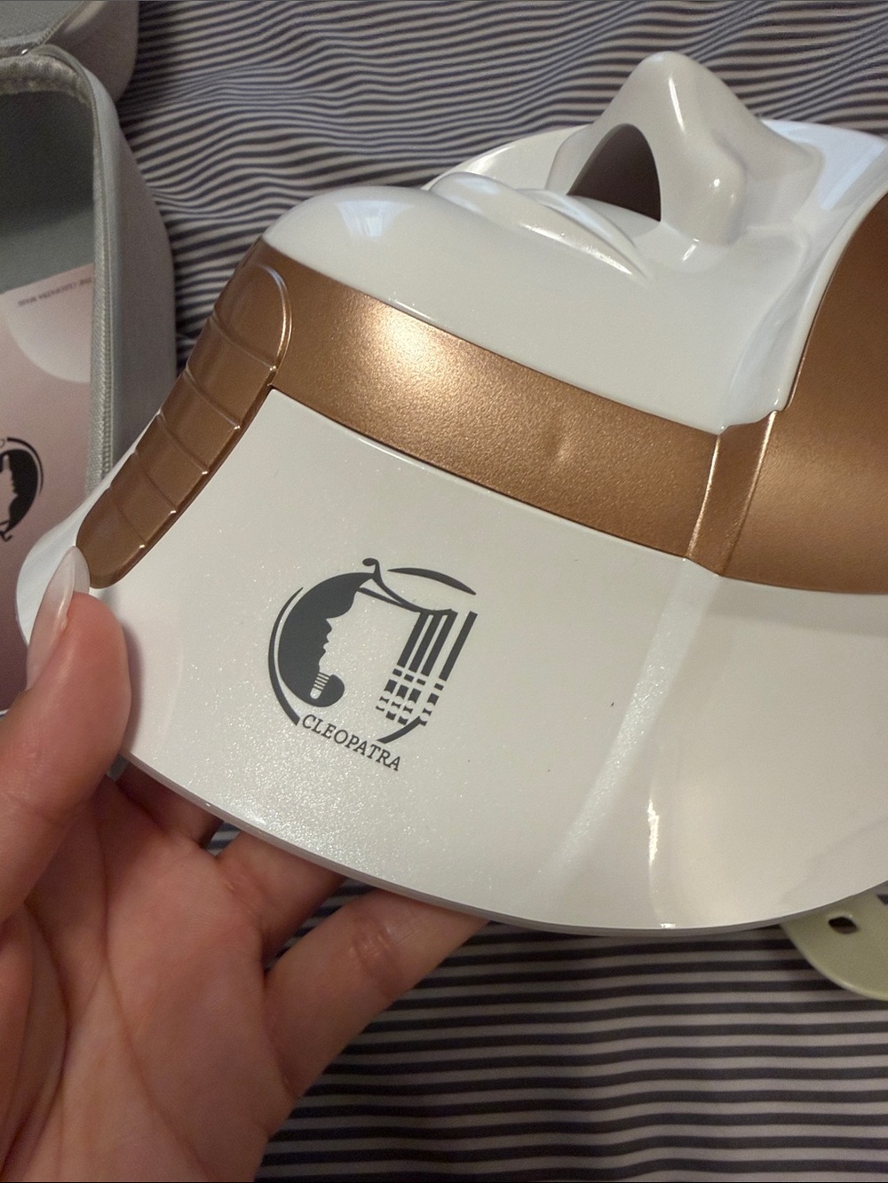 LED Cleopatra Facial Mask Therapy Device - Bronze & White - Picture 5 of 5